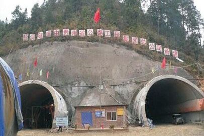 小型混凝土泵車,四川松潘隧道施工紀(jì)實 小型混凝土泵車,四川松潘隧道施工紀(jì)實