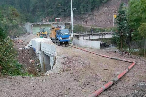 小型混凝土泵修建蓄水池房莊村不再看天吃飯 小型混凝土泵修建蓄水池房莊村不再看天吃飯