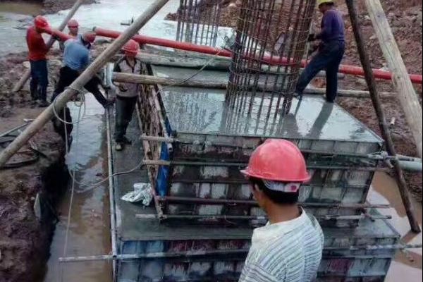 微型混凝土泵在西安高壓線塔樁加緊施工還路于民 微型混凝土泵在西安高壓線塔樁加緊施工還路于民